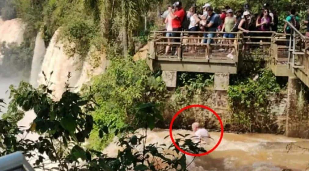 Buscan a un turista que cayó de la pasarela por la fuerte crecida