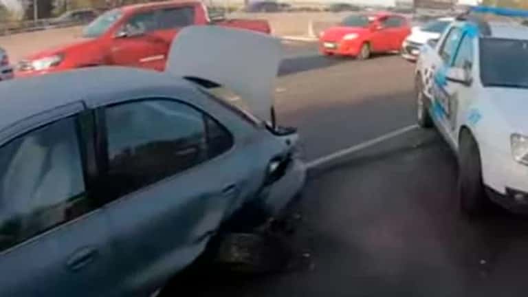 Chocó a tres autos, tiró a un conductor desde un puente y huyó con los airbags estallados