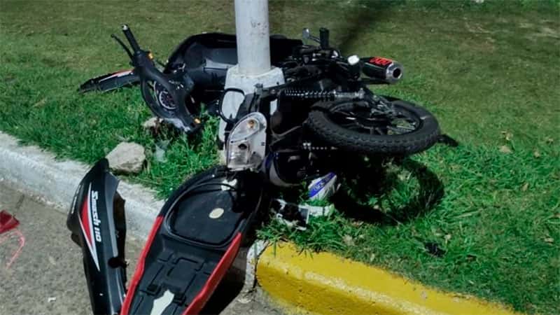 Un joven sufrió graves heridas al destrozar su moto contra una columna en la Costanera