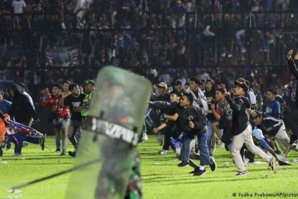 Al menos 129 muertos en un estadio de fútbol en Indonesia