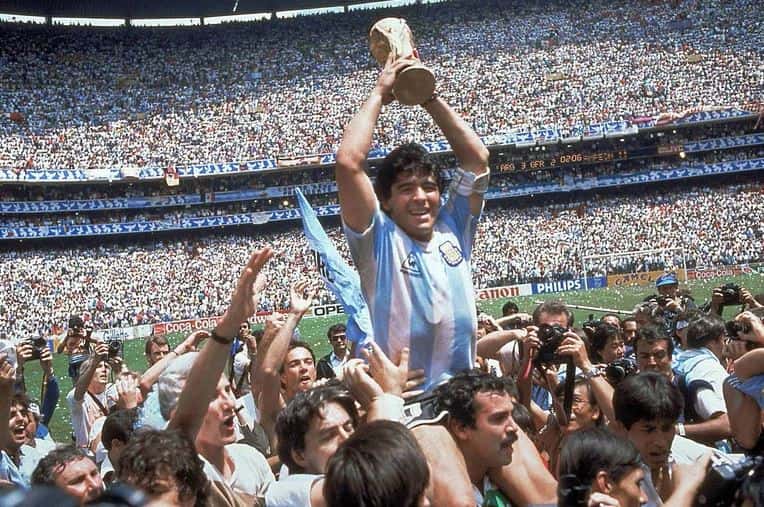 Dónde se fabrica y cuánto cuesta la réplica oficial de la mítica camiseta 10 que usó Maradona en México ‘86