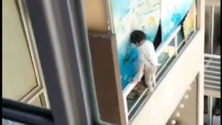 Un video de un niño jugando sobre la baranda de un balcón reveló una guardería clandestina