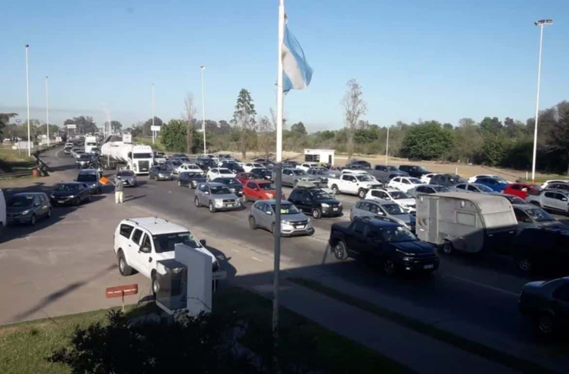 Debieron liberar el peaje de Zárate por el alto tráfico rumbo a Entre Ríos