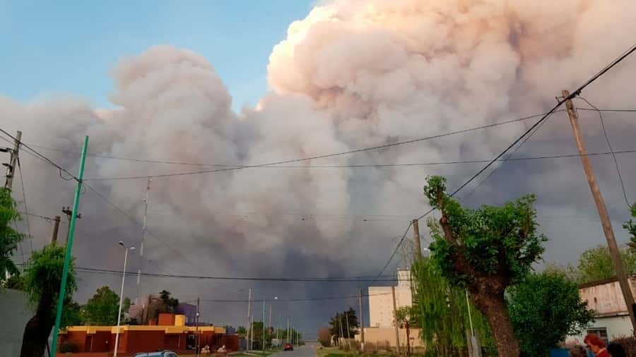 La ciudad bonaerense de Villa Ramallo amaneció tapada de humo la semana que pasó (Foto: gentileza de Sebastián Granata)