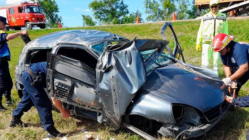 Fatal accidente en Ruta 12: Una mujer murió y un hombre fue trasladado al Hospital Centenario