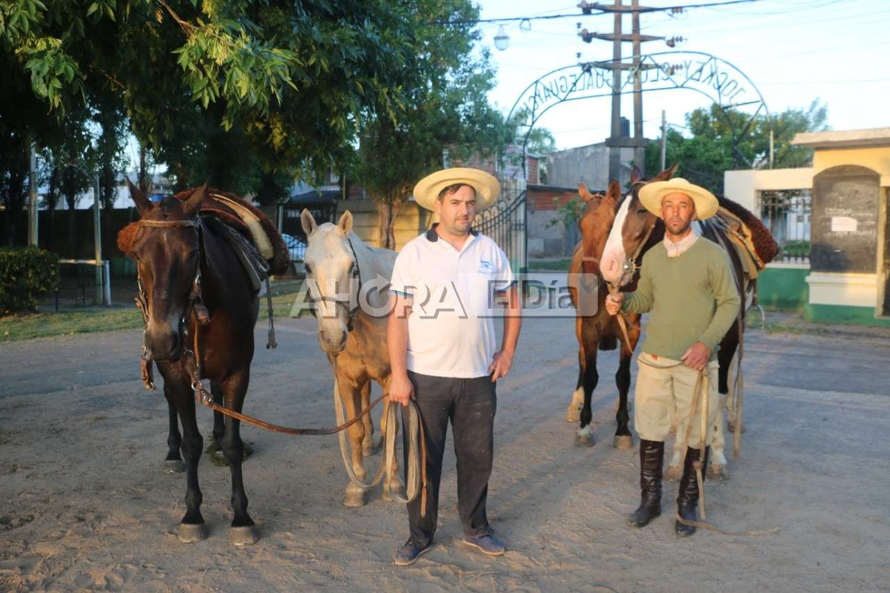 Dos Gualeguaychuenses hacen cientos de kilómetros a caballo para cumplir su promesa al Gauchito Gil