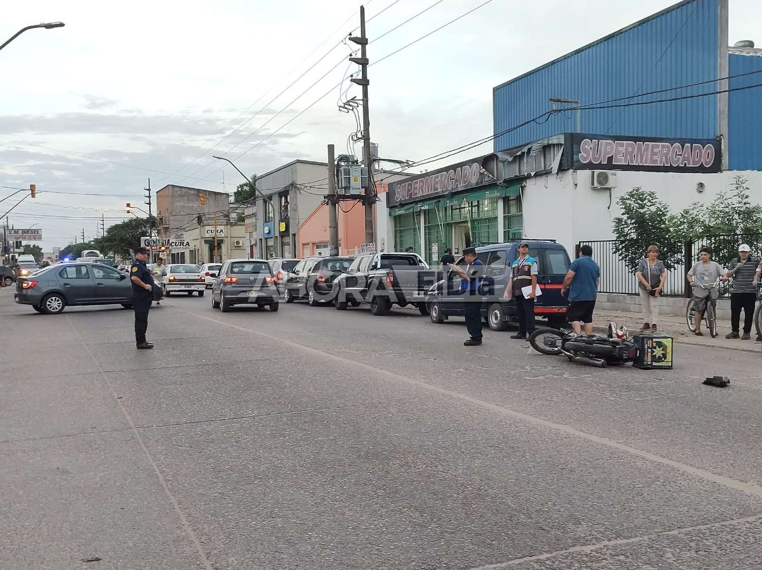 Fuerte siniestro en la Av. Artigas: un auto impactó contra una moto y un cadete derrapó varios metros