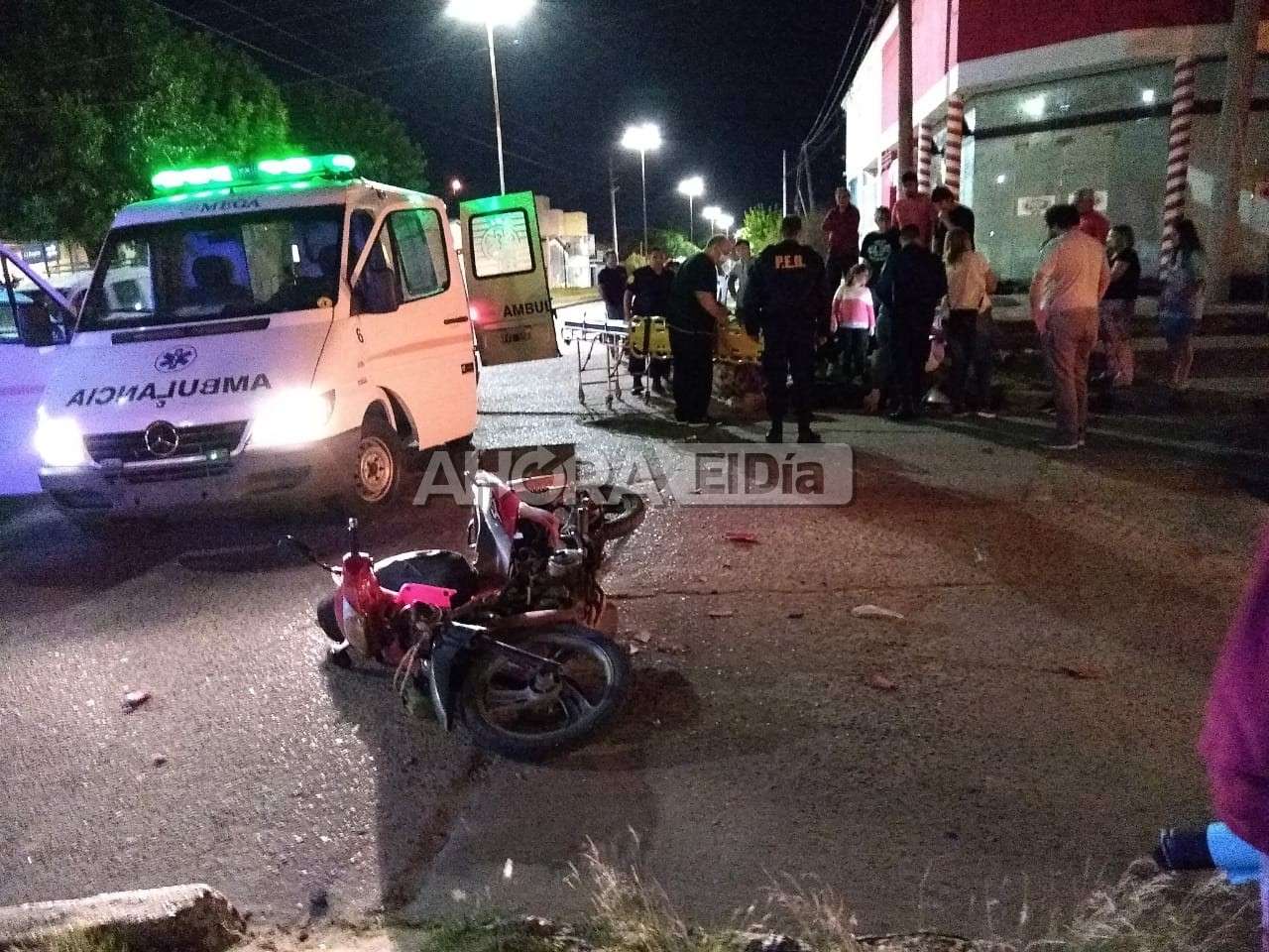 Tremendo choque entre una moto y un auto: una mujer fue hospitalizada