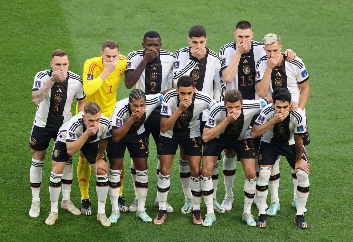 Alemania desafío a la FIFA: los jugadores se taparon la boca por no poder usar el brazalete LGTB+