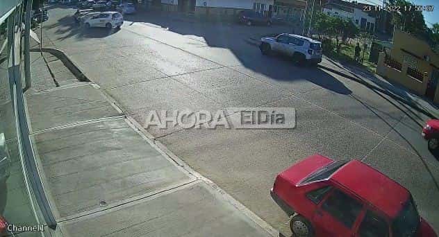 Tremendo accidente: un auto-escuela chocó una moto en avenida Artigas