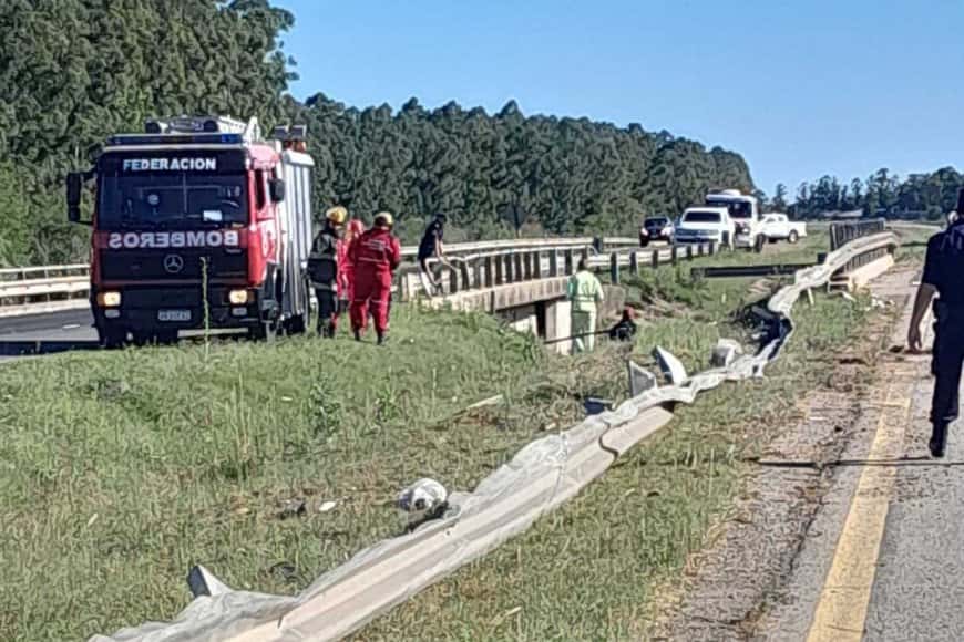 Un camionero murió al caer desde un puente tras chocar el guardrail en la Autovía 14
