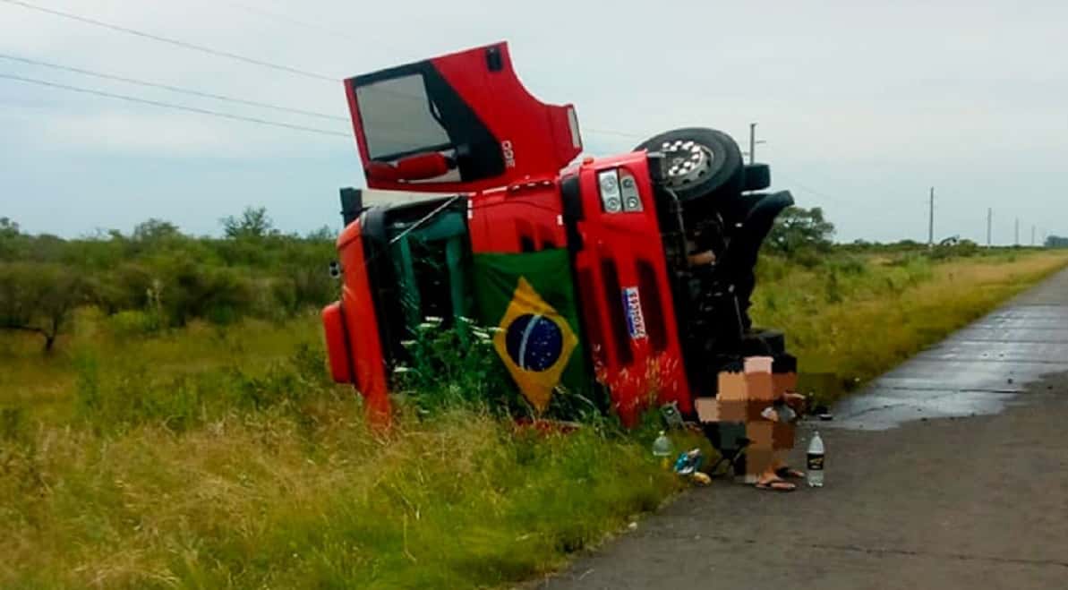 Un camión brasilero cargado con repuestos volcó en una ruta del norte entrerriano