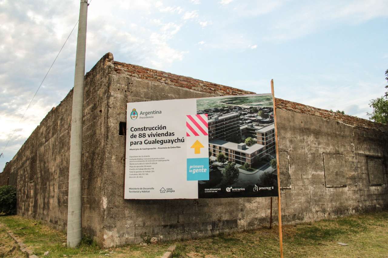 Ep.: El cartel, ubicado en la intersección de Ituzaingó y Brasil, anuncia la construcción de 88 viviendas (Foto: Luciano Peralta)