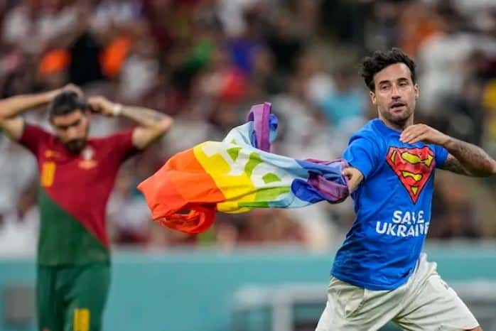 Un hincha se metió a la cancha con la bandera LGBT en el partido Portugal-Uruguay: ¿Qué le pasó tras su detención?