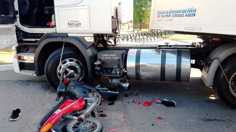 Internaron a un motociclista tras sufrir un tremendo impacto contra una camión