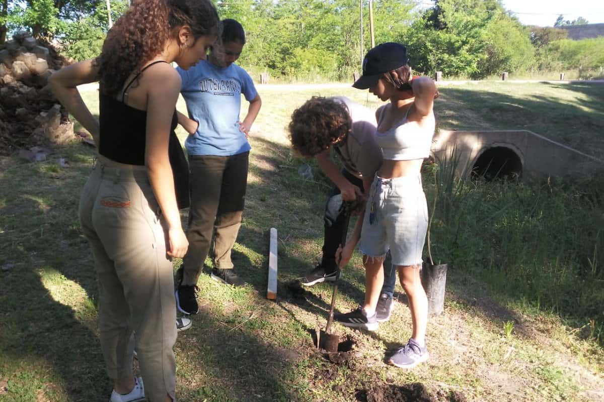 Jóvenes plantaron árboles en el Camino de la Costa y realizaron "plogging"