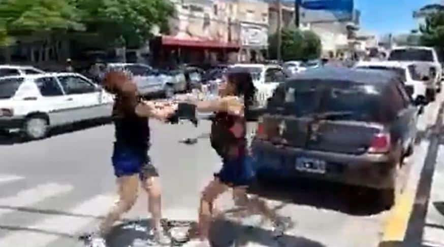 Dos mujeres se pelearon en la calle y una terminó apuñalada