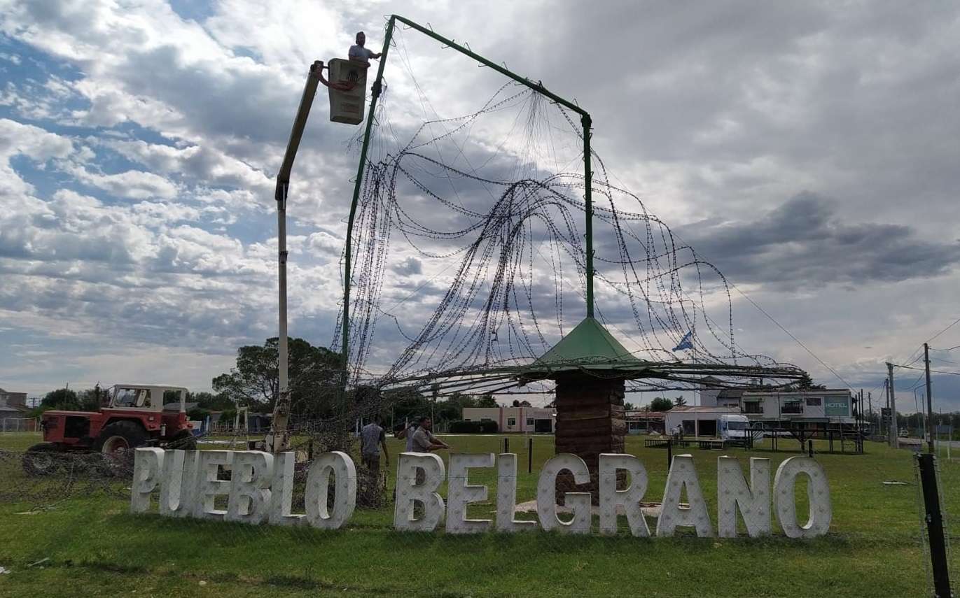 Comenzaron la reconstrucción del Árbol de Navidad de Pueblo Belgrano