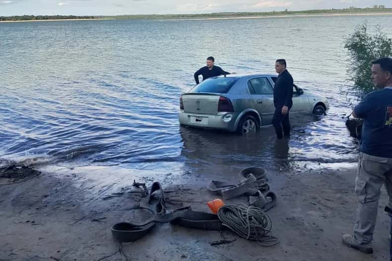 Un auto robado apareció en aguas del río Uruguay