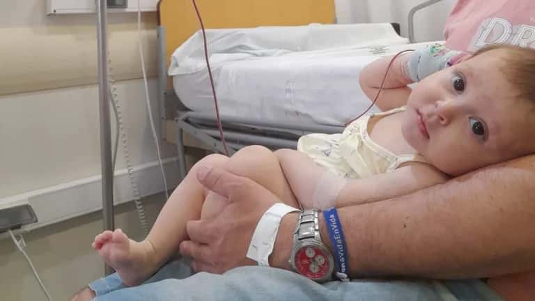 Su hijo de 5 años murió de leucemia y ahora buscan un donante de médula ósea para su beba de 8 meses