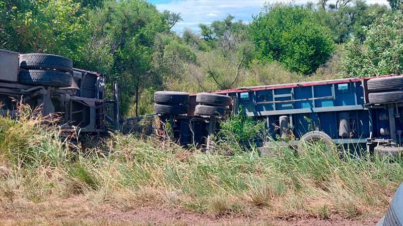 Volcó un camión de Aldea San Antonio tras sufrir un desperfecto mecánico