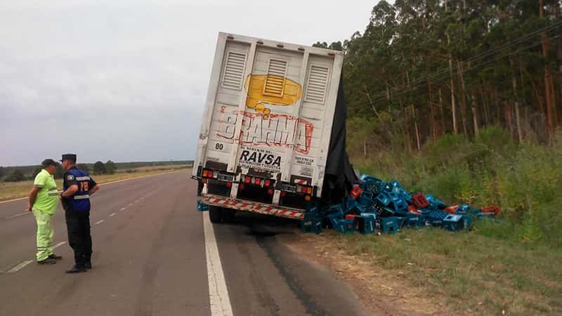 Un camión volcó cajones de cervezas que transportaba sobre la Autovía Artigas