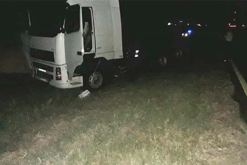 Volcó un camión cargado con soja en plena Autovía 14