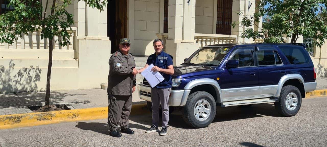El Director de la Aduana entregó hoy un camioneta a la Gendarmería