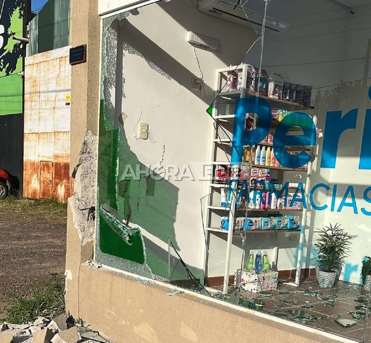 Gualeguaychú: un camión sin freno de manos destrozó el frente de una farmacia