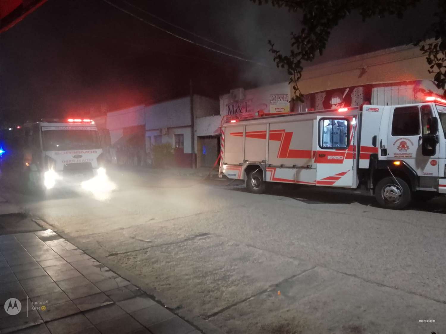 Un incendio arrasó con una fiambrería y su propietaria tuvo que ser asistida por personal médico