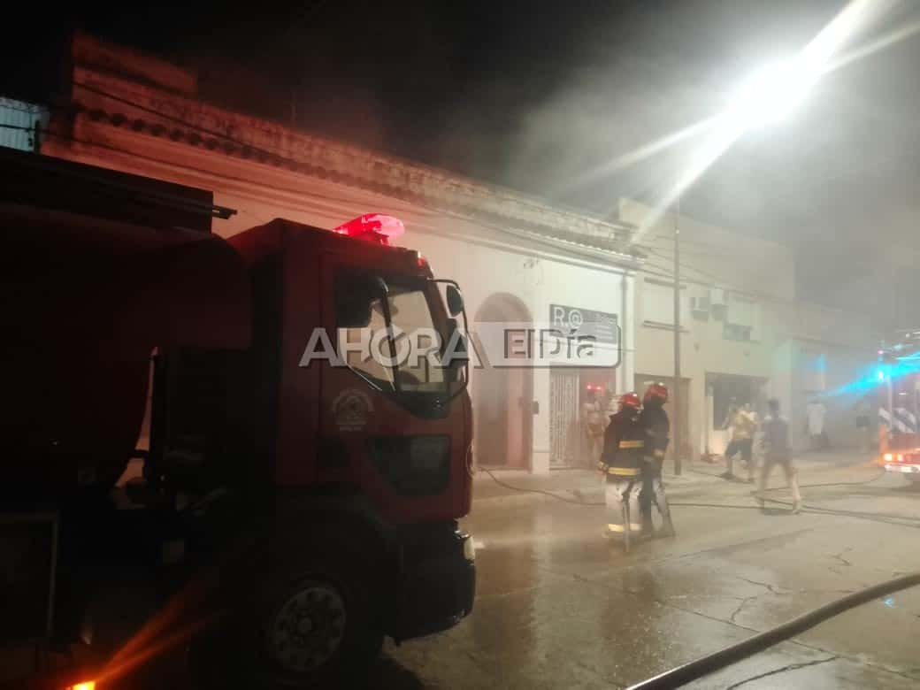 Impactante incendio en una vivienda en calle Urquiza: actuaron dos dotaciones de Bomberos