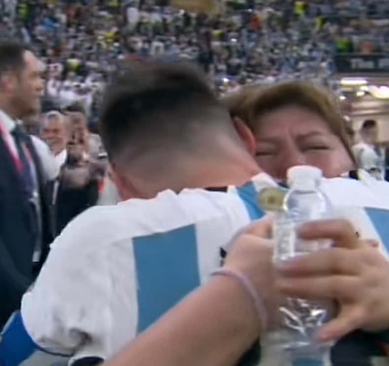 ¿Quién es la mujer a la que Messi abrazó con tanta emoción tras ganar el Mundial?