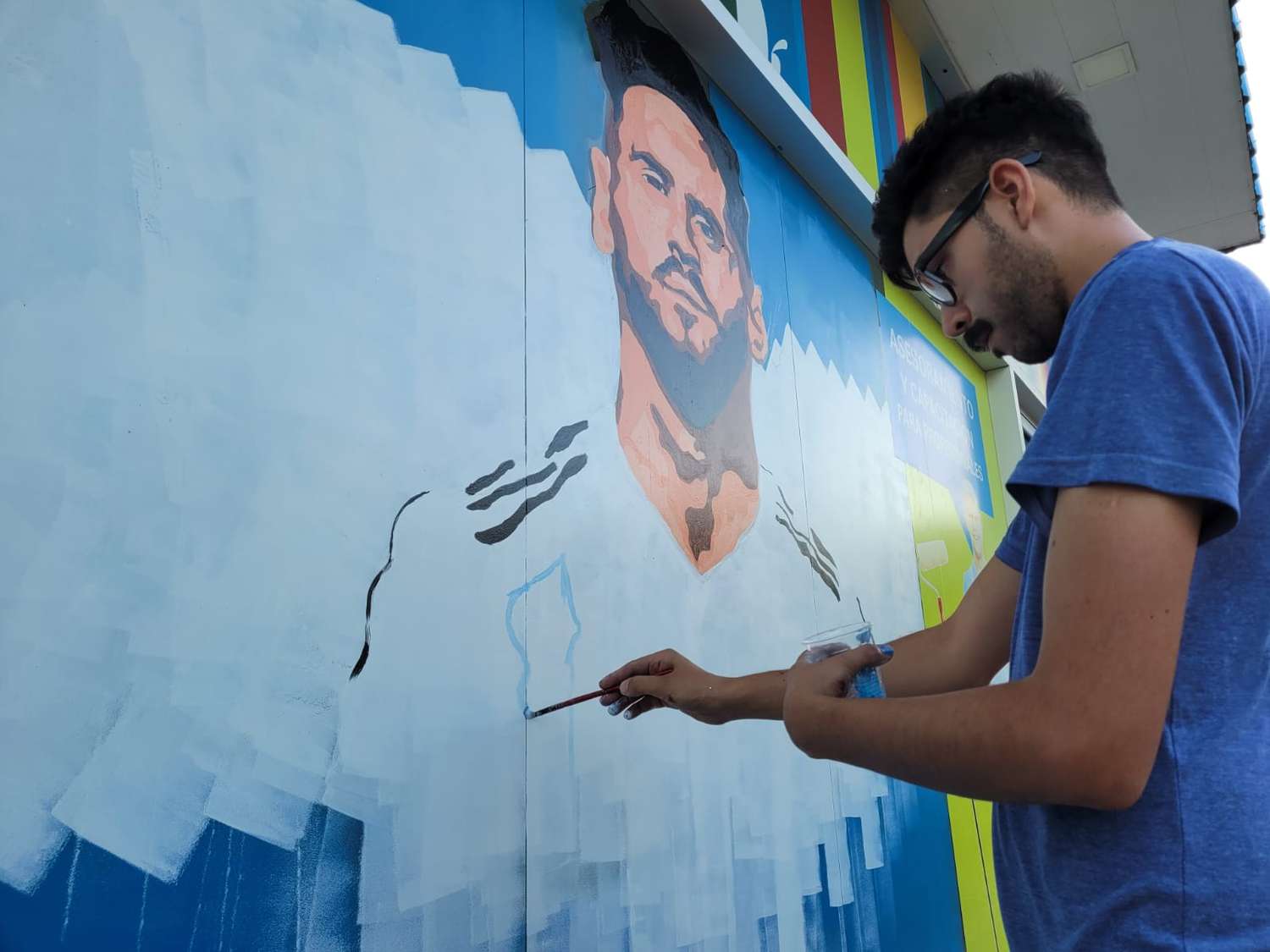 Junto a Colorshop, un artista plástico le dio vida a un mural en honor a Messi