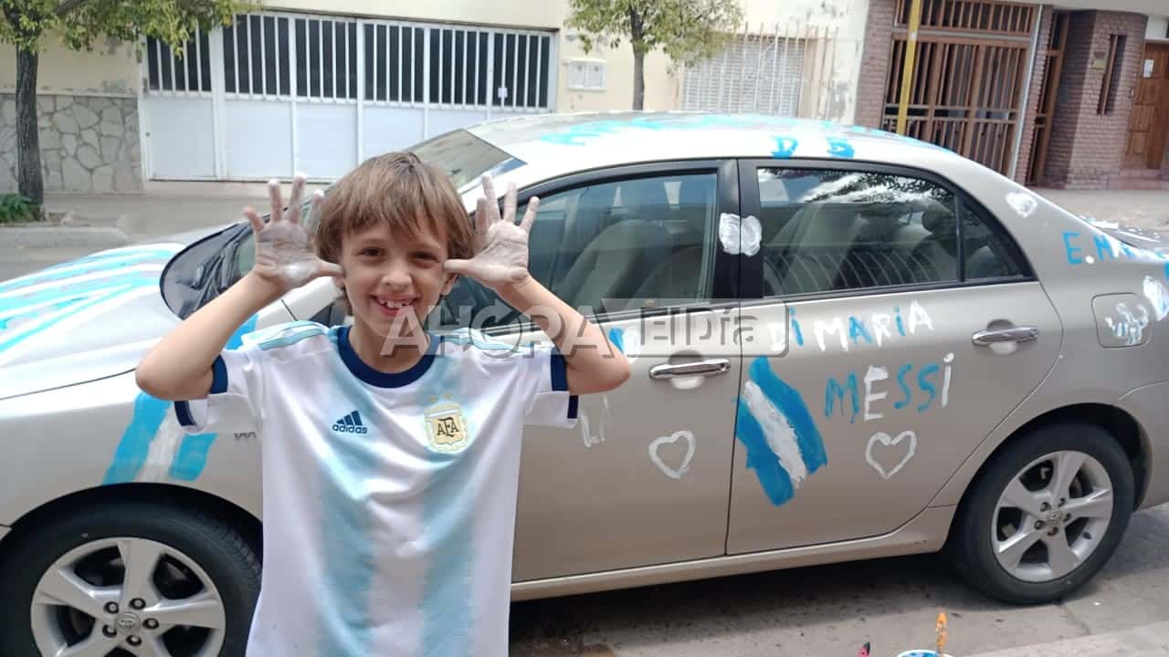 Un nene de Gualeguaychú pintó el auto por completo para festejar el campeonato del mundo