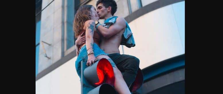 La insólita historia de la pareja que fue fotografiada besándose encima de un semáforo durante los festejos de la Selección