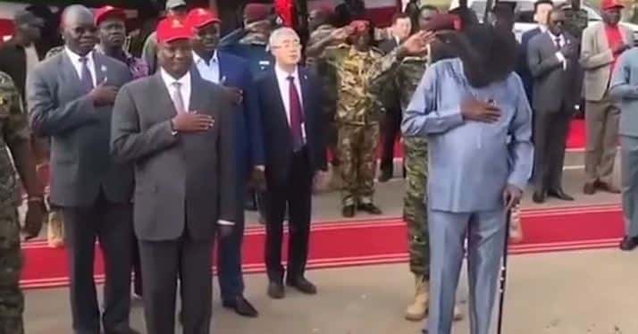El presidente de Sudán del Sur se hizo pis en vivo en TV durante un acto oficial
