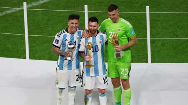 Messi, "Dibu" Martínez y Enzo Fernández se llevaron los trofeos del Mundial