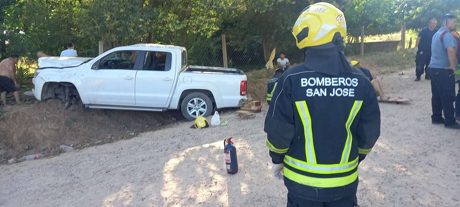 Despistó una camioneta que terminó impactando contra un árbol: 13 jóvenes resultaron con lesiones
