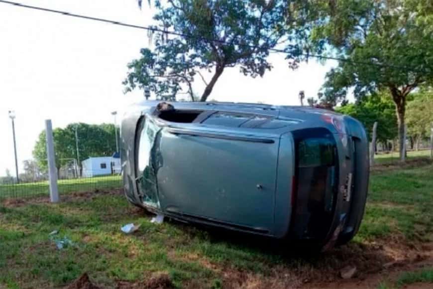 Encontraron volcado y abandonado en Corrientes un auto que fue robado en la provincia
