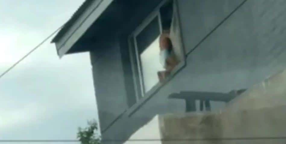 "El papá se quedó dormido" : rescatan a un bebé que caminaba por la cornisa de un segundo piso