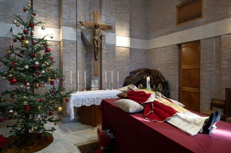 Difundieron las primeras imágenes del cuerpo de Benedicto XVI en la capilla ardiente del Vaticano