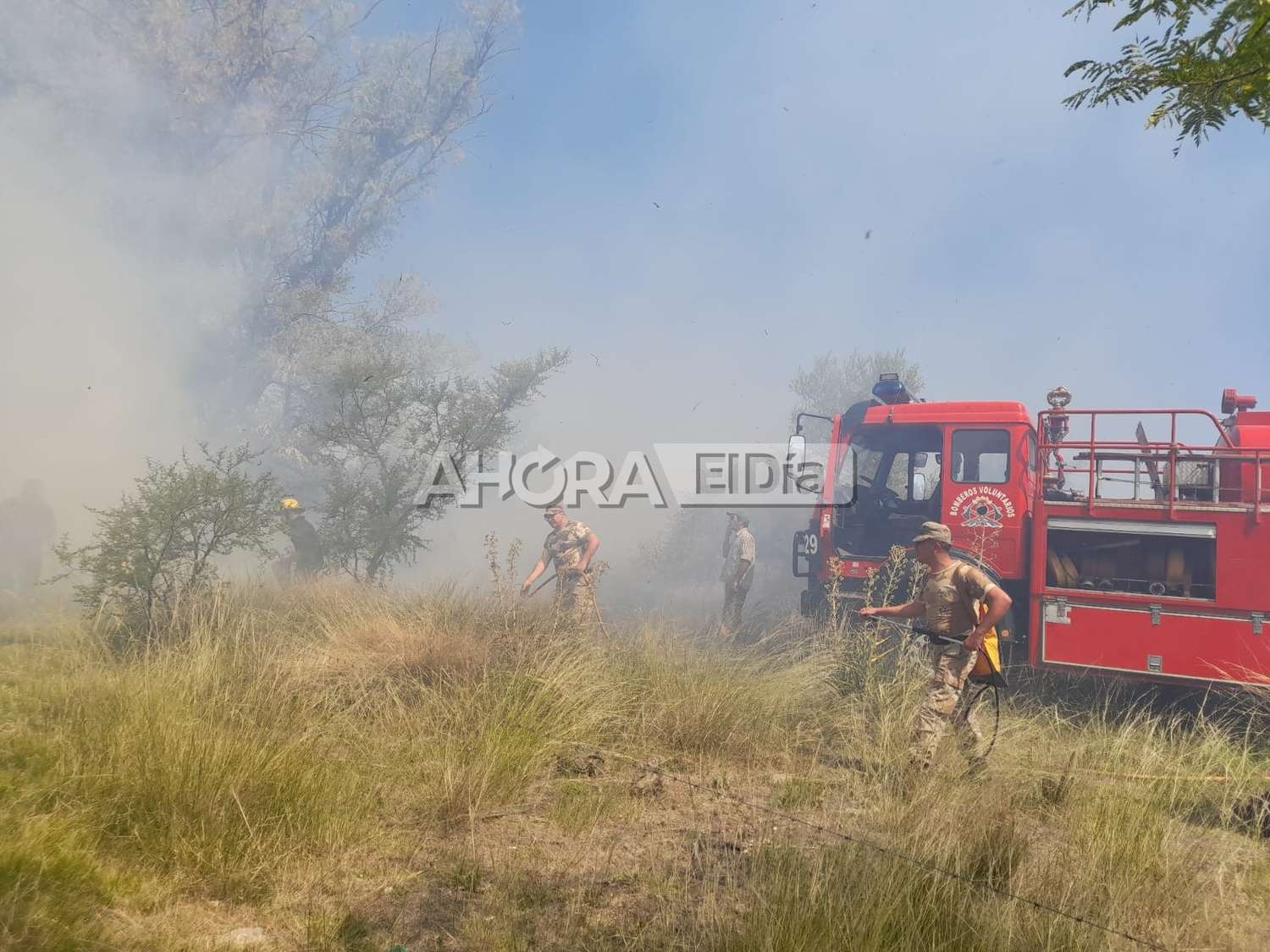 Bomberos sofocaron dos reigniciones del incendio de campos en las cercanías del Acceso Sur