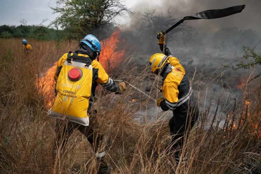 Brigadistas de Entre Ríos y Buenos Aires combaten incendios en Gualeguay y La Paz