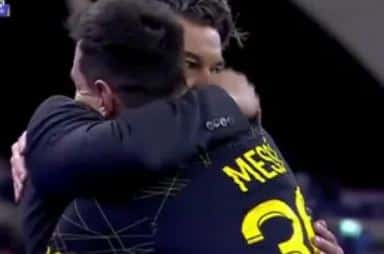 El abrazo de Messi y Gallardo durante la victoria del PSG al combinado de estrellas de Arabia Saudita