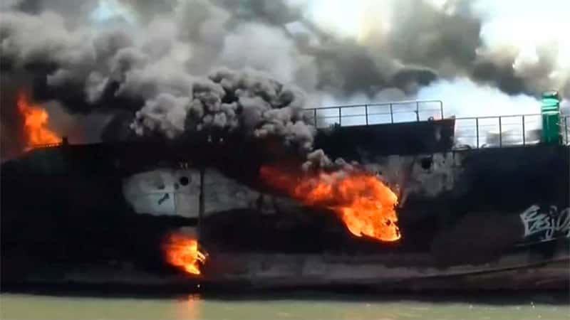 Feroz incendio de un buque en el puerto de Fray Bentos