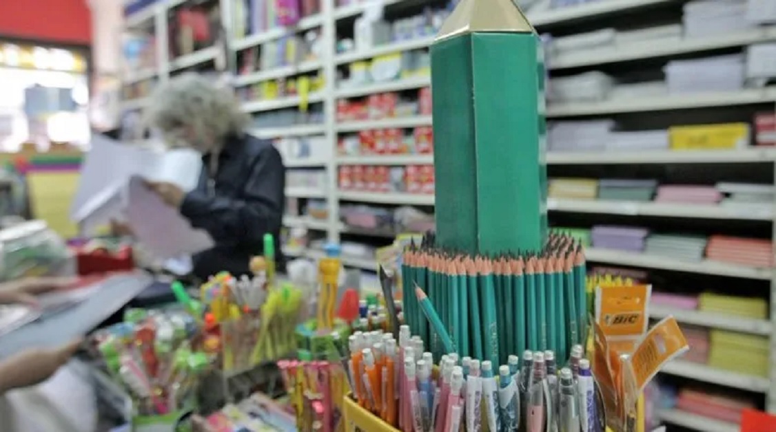 Buscan lanzar una canasta escolar con útiles a precios bajos