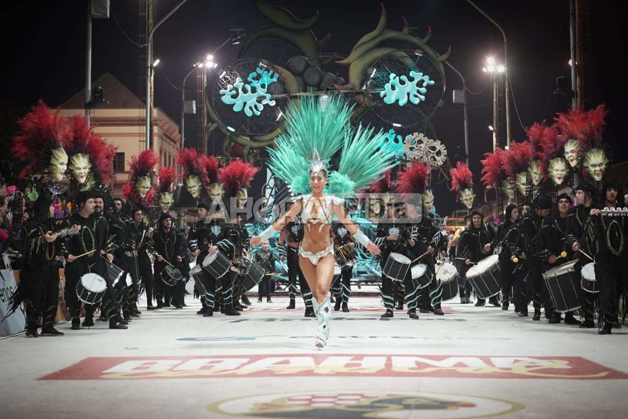 A Corsódromo lleno: el Carnaval le puso calor a la noche del sábado y las comparsas volvieron a brillar