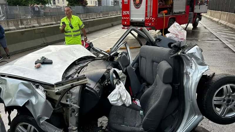 Impresionante choque en cadena: un automovilista fue aplastado por dos camiones