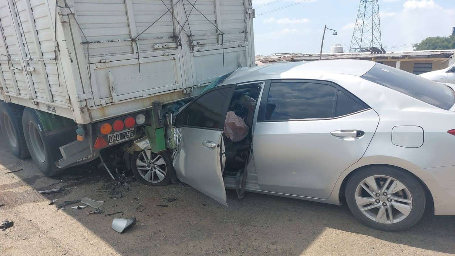 Un hombre salvó milagrosamente su vida al chocar contra un camión estacionado en Ruta 12