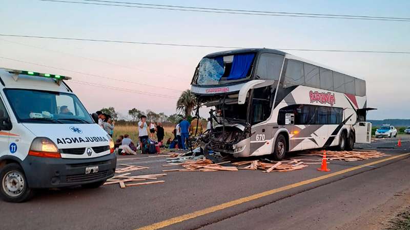 Un colectivo resultó destrozado tras chocar contra un camión sobre Autovía Artigas